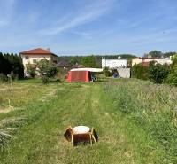 Grundstücke - Wohnen in Dolný Bar mit Rasenfläche, Garten und Holzhütte.