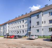 Das Wohnhaus in der Staničná-Straße in Trnava bietet Parkmöglichkeiten für eine 2-Zimmer-Wohnung.