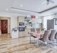 Küche in einer 2-Zimmer-Wohnung mit Esstisch und Eingangstür.