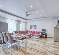 Geräumiger Wohnbereich mit Esstisch und Sofa in einer 2-Zimmer-Wohnung.