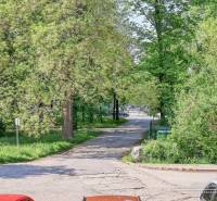 Die Staničná-Straße in Trnava, gesäumt von Bäumen, zeigt eine ruhige städtische Szenerie.