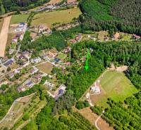Luftaufnahme von Erholungsgrundstücken, umgeben von Wäldern und Häusern in Púchov, Vieska-Bezdedov.