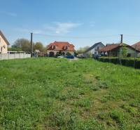 Ein Garten in Cabaj-Čápor, umgeben von Häusern, geeignet für Grundstücke - Wohnen.
