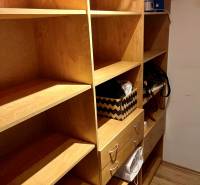 Stauraum mit Holzregalen und Schubladen in einer 2-Zimmer-Wohnung.