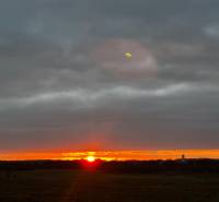 Sonnenuntergang in Bratislava - Devínska Nová Ves mit Windturbinen am Horizont.