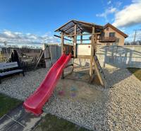 Holzrutsche auf dem Kinderspielplatz in Devínska Nová Ves, Devínske Jazero.