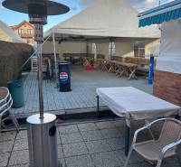 Außenbereich der Gastronomieräume in Devínska Nová Ves in der Straße Devínske jazero mit Terrasse.