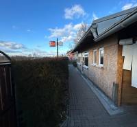 Gepflasterter Gehweg neben dem Gebäude im Bereich Devínska Nová Ves, Devínske jazero, Bratislava.