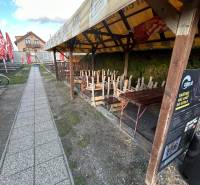Überdachte Terrasse des Gastronomiebereichs mit geschlossener Sitzgelegenheit in der Devínske jazero Straße, Bratislava.