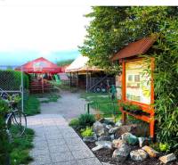 Gastronomische Räumlichkeiten mit Sitzgelegenheiten, Garten und Informationstafel in Devínska Nová Ves, Devínske jazero.