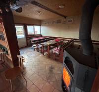 Gemütliches Innenrestaurant mit Kamin und Holzmöbeln, Gastronomiebereiche.
