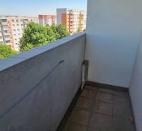 Ein Balkon mit Blick auf die Plattenbauten in der Petzwalova-Straße in Nitra, bei einer 2-Zimmer-Wohnung.