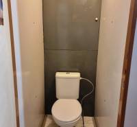 Toilette in einer 2-Zimmer-Wohnung mit weißem Marmorbodenbelag.