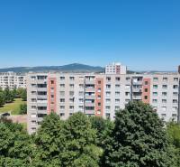Ein Blick auf die Wohnhäuser in Nitra in der Petzwalova-Straße mit Aussicht auf die umliegende Natur.