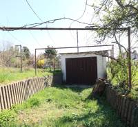 Garten mit alter Garage im Areal eines Einfamilienhauses in der Jalovcova-Straße in Bratislava.