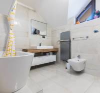 Badezimmer mit Badewanne, Waschbecken und Bidet in einem Einfamilienhaus.