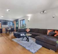 Geräumiger Wohnbereich mit Küche, Esstisch und bequemer Couch in einem Einfamilienhaus.