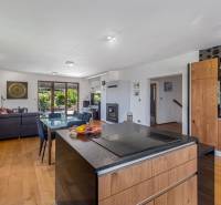 Interieur eines Einfamilienhauses mit offener Küche, Wohnzimmer und Esszimmer.