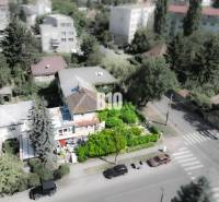 Ein Einfamilienhaus in Bratislava - Altstadt, umgeben von Grün, mit einem angrenzenden Garten.