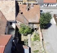 Ein Einfamilienhaus in Rimavská Sobota, mit einem Hof und einem mit Ziegeln gedeckten Dach.