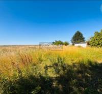 Grundstücke - Wohnen in Horná Krupá mit Grünflächen und blauem Himmel im Hintergrund.