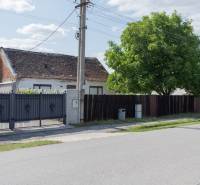 Einfamilienhaus in der Športová-Straße in Gajary, Grundstücke - Wohnen mit Tor und Baum.