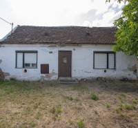 Älteres Haus auf einem Grundstück zum Wohnen in Gajary in der Športová-Straße.