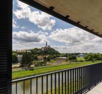 Blick vom Balkon einer 3-Zimmer-Wohnung in der Napervillská-Straße in Nitra mit Schlosskomplex.