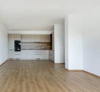 Küche in einer 3-Zimmer-Wohnung mit Holzboden und heller Küchenzeile.