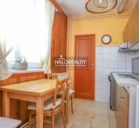 Küche in einer 3-Zimmer-Wohnung mit Holztisch und Stühlen.