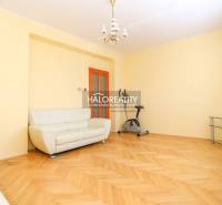 Helles Wohnzimmer in einer 3-Zimmer-Wohnung mit Sofa und Heimtrainer.