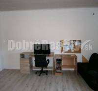 Innenraum eines Einfamilienhauses mit Tisch, Stuhl und Sofa, heller Raum.
