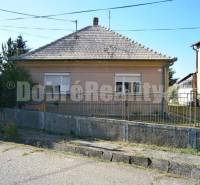 Ein Einfamilienhaus in Rúbaň mit einer einfachen Fassade, einem schrägen Dach und einem Vorgarten.