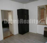 Einfaches Interieur in einem Einfamilienhaus mit Holzboden und dunklem Kleiderschrank.