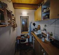 Gemütliche Küche in der Hütte mit Holzdach und normaler Ausstattung.