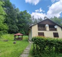 Hütte auf der Dobra in Kvakovce, umgeben von Grün, in der Nähe des Waldes und des Pavillons.