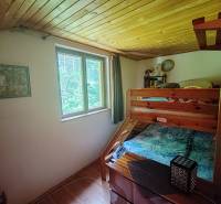 Etagenbett im Inneren einer Hütte mit Holzdecke.