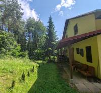Die Hütte auf Dobra in Kvakovce ist von Grünflächen und Waldumgebung umgeben.
