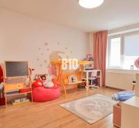 Kinderzimmer in einem Einfamilienhaus mit Spielzeug, Büchern, Tafel und Aquarium.