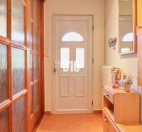 Ein Flur mit Holzmöbeln und Türen in einem Einfamilienhaus.