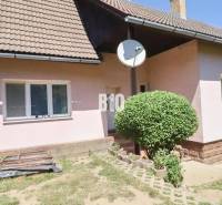 Ein Einfamilienhaus in Podhradí mit einer Satellitenschüssel und einem gestalteten Außenbereich.