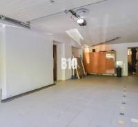 Geräumige Garage in einem Einfamilienhaus mit Waschbecken und Stauraum.