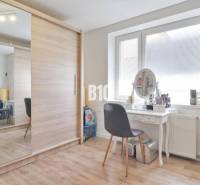 Ein Kleiderschrank und ein Schminktisch im Interieur eines Einfamilienhauses mit einem großen Spiegel und einem geräumigen Schrank.