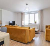 Wohnzimmer in einem Einfamilienhaus mit gelben Sofas und Esstisch.