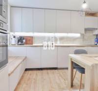 Küche in einem Einfamilienhaus mit Küchenzeile, Ofen und Esstisch.