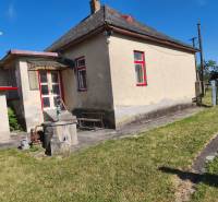 Ein Einfamilienhaus in Obsolovce in Horné Obdokovce im ländlichen Stil mit einem schönen Garten.