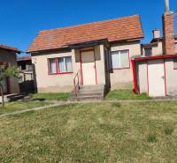 Ein Einfamilienhaus in Obsolovce in Horné Obdokovce mit einem Schrägdach und einem Vorgarten.