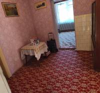 Innenraum eines Einfamilienhauses mit Teppich, Tapeten und Möbeln, einschließlich eines Bildes an der Wand.