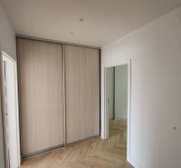 Innenraum einer 2-Zimmer-Wohnung mit Einbauschrank und hellen Parkettböden.