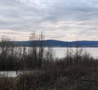 Freizeitgrundstücke in der Eva-Straße in Holčíkovce bieten Blick auf den See und die Berge.